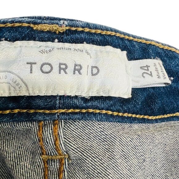 Torrid Boyfriend Bermuda Distressed Jean Shorts Size 24 - Picture 10 of 16